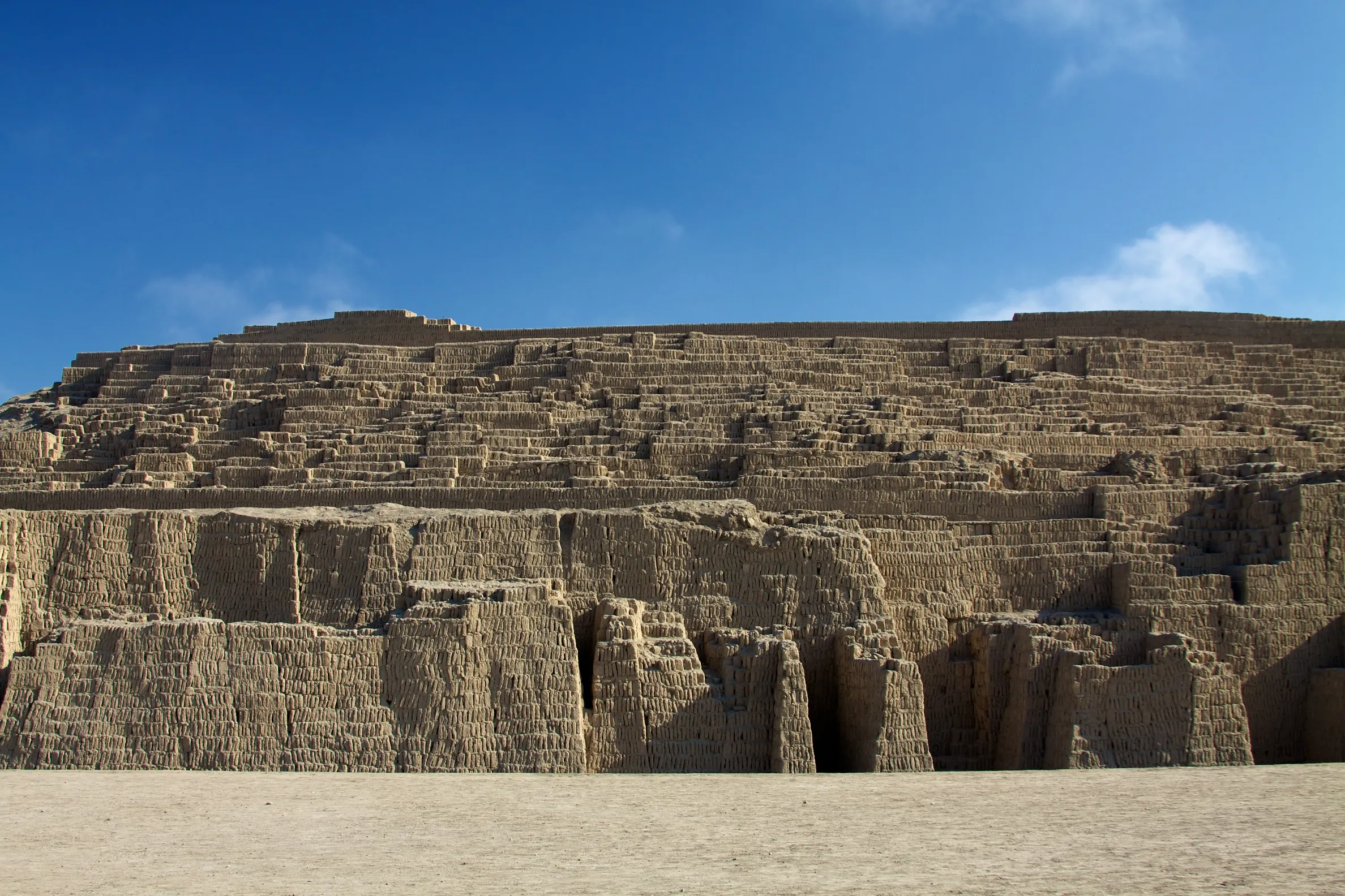 Plazas Coloniales y Pirámides Preincas - 1